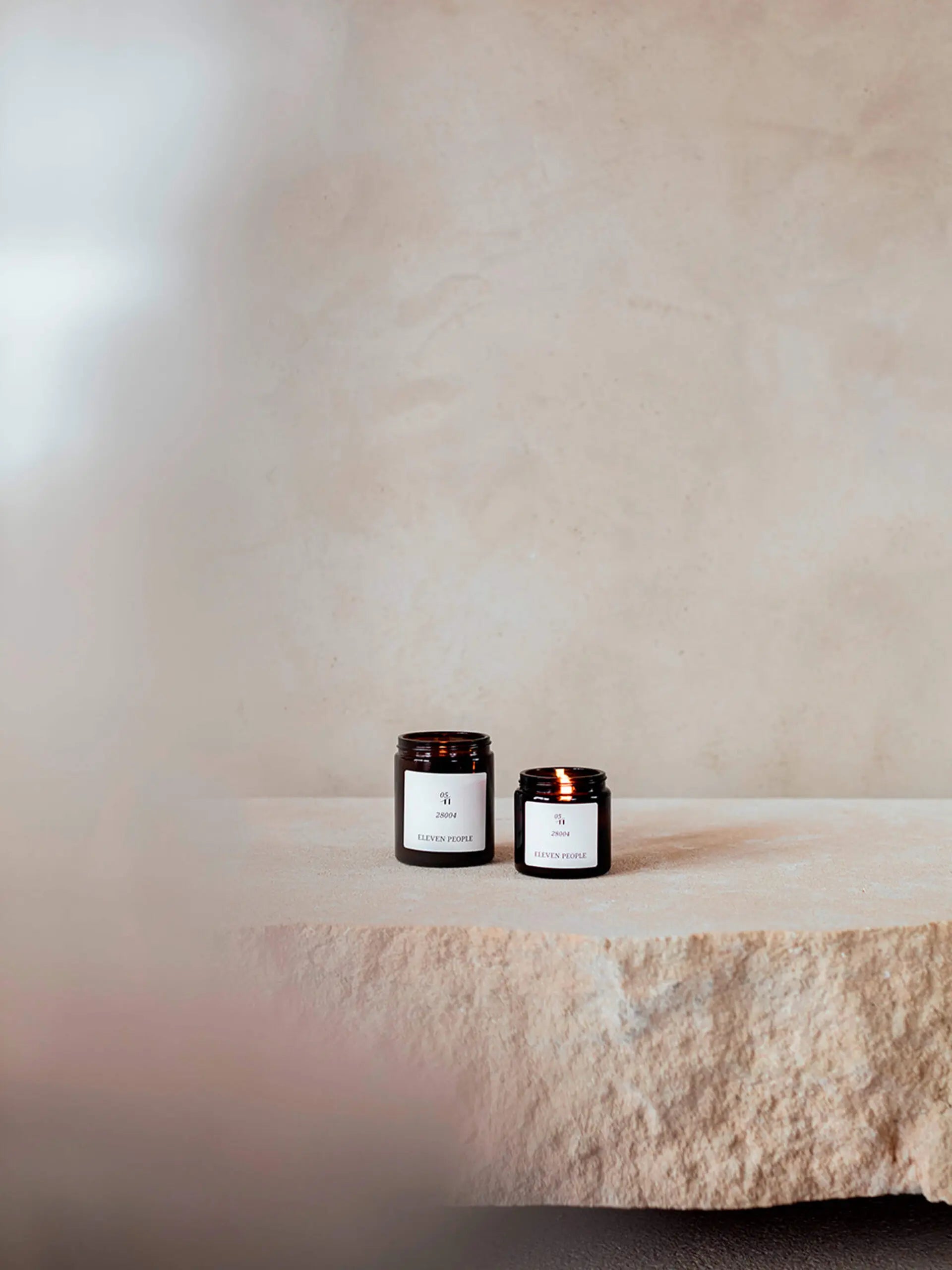 Vela aromática en envase de vidrio ámbar, colección 05 28004 de Eleven People, fragancia grosella negra abedul y musgo de roble, elaborada artesanalmente en Asturias