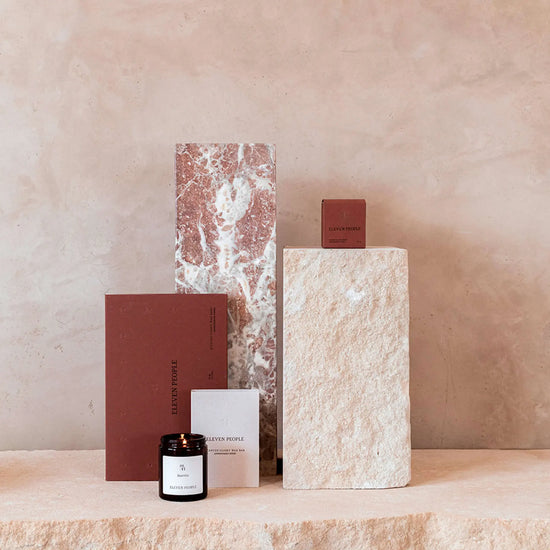 Vela aromática en envase de vidrio ámbar, colección Biarritz de Eleven People, fragancia sal marina jazmín y cedro, elaborada artesanalmente en Asturias