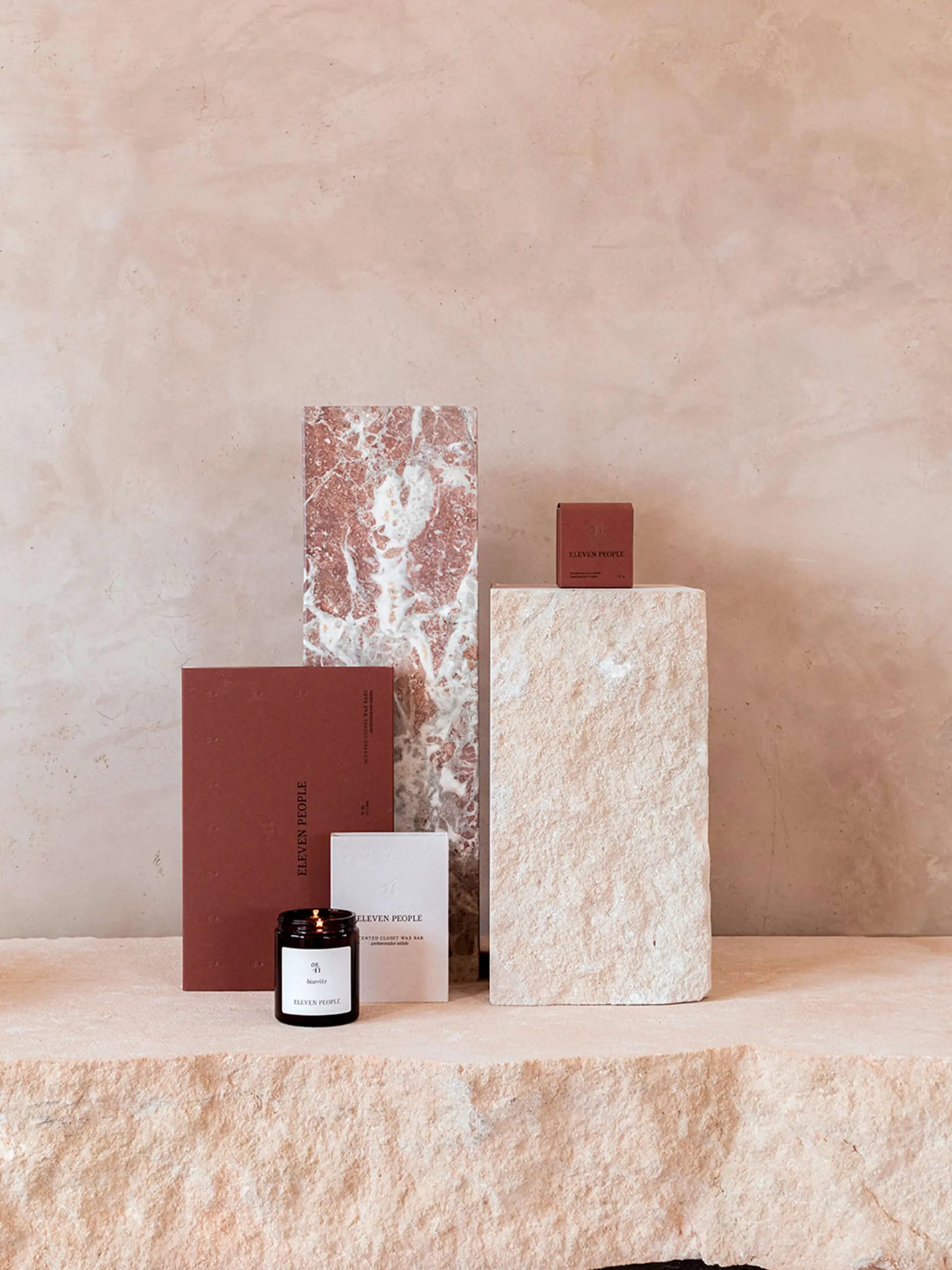 Vela aromática en envase de vidrio ámbar, colección Biarritz de Eleven People, fragancia sal marina jazmín y cedro, elaborada artesanalmente en Asturias