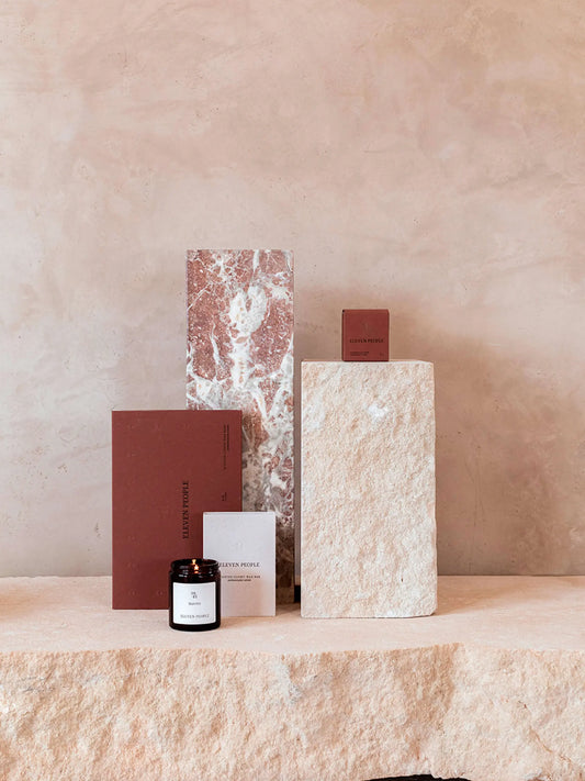 Vela aromática en envase de vidrio ámbar, colección Biarritz de Eleven People, fragancia sal marina jazmín y cedro, elaborada artesanalmente en Asturias